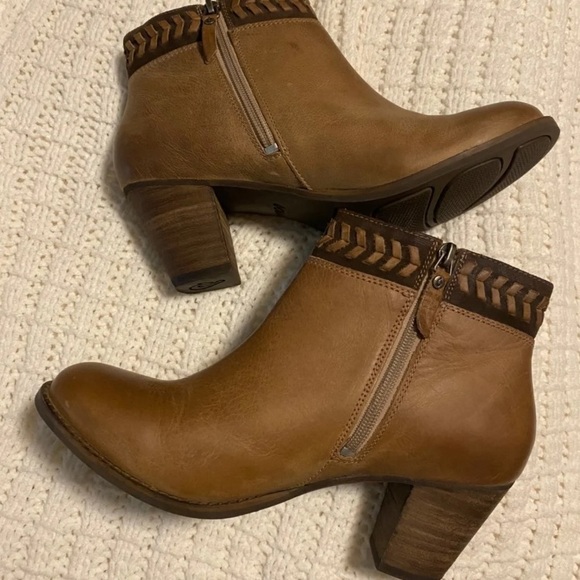 Olukai Kamahoi Booties - Picture 2 of 7